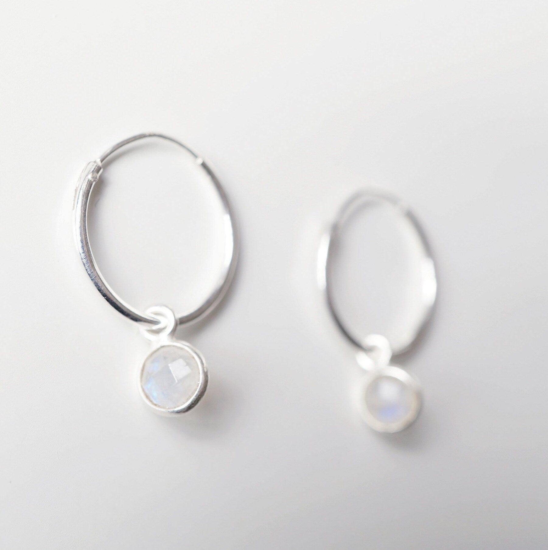 Garnet gemstones on Silver Hoop Earrings (Valais) // Gifts for her // Minimalist jewelry // January birthstone