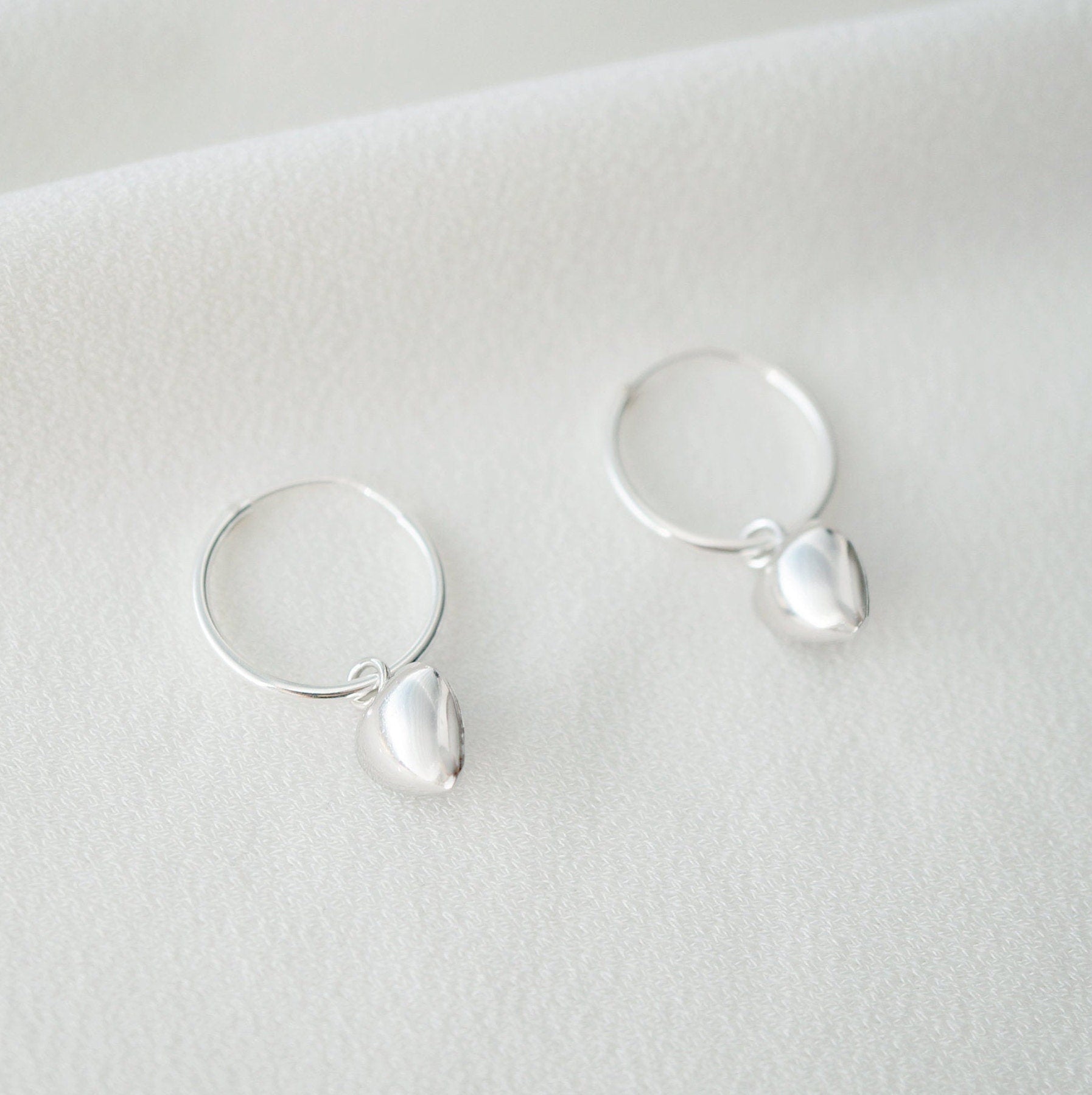 Tiny Silver Hearts on Silver Hoop Earrings (Coeur) // Gifts for her // Minimalist jewelry // Heart Jewelry
