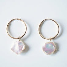 Load image into Gallery viewer, Keshi Pearl Gold Hoop Earrings (Perla) // Gifts for her // Handmade earrings // Minimalist jewelry