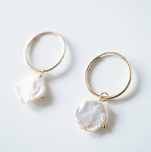Load image into Gallery viewer, Keshi Pearl Gold Hoop Earrings (Perla) // Gifts for her // Handmade earrings // Minimalist jewelry