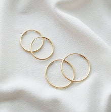 Load image into Gallery viewer, Gold Small Hoop Earrings (Miro) 