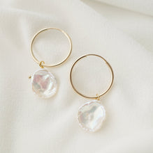 Load image into Gallery viewer, Keshi Pearl Gold Hoop Earrings (Perla) // Gifts for her // Handmade earrings // Minimalist jewelry