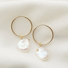 Load image into Gallery viewer, Keshi Pearl Gold Hoop Earrings (Perla) // Gifts for her // Handmade earrings // Minimalist jewelry
