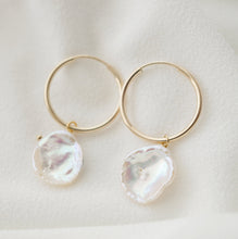 Load image into Gallery viewer, Keshi Pearl Gold Hoop Earrings (Perla) // Gifts for her // Handmade earrings // Minimalist jewelry