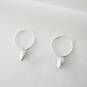 Tiny Silver Hearts on Silver Hoop Earrings (Coeur) // Gifts for her // Minimalist jewelry // Heart Jewelry